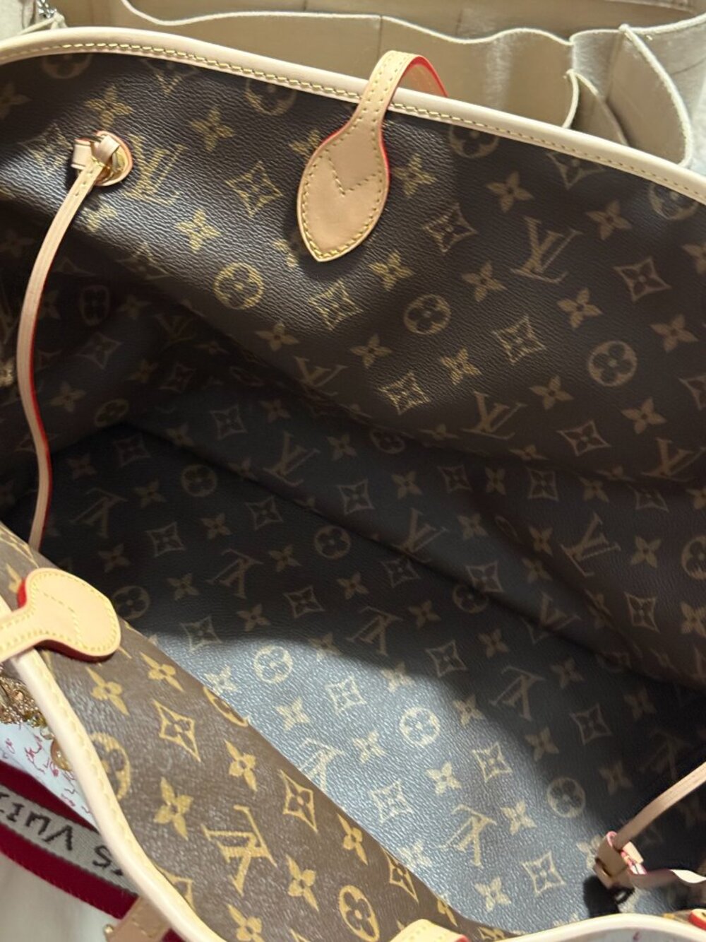 Stunning XL Leather Fashion Tote with Crossbody Strap! New Style Top Quality! - Picture 8 of 8